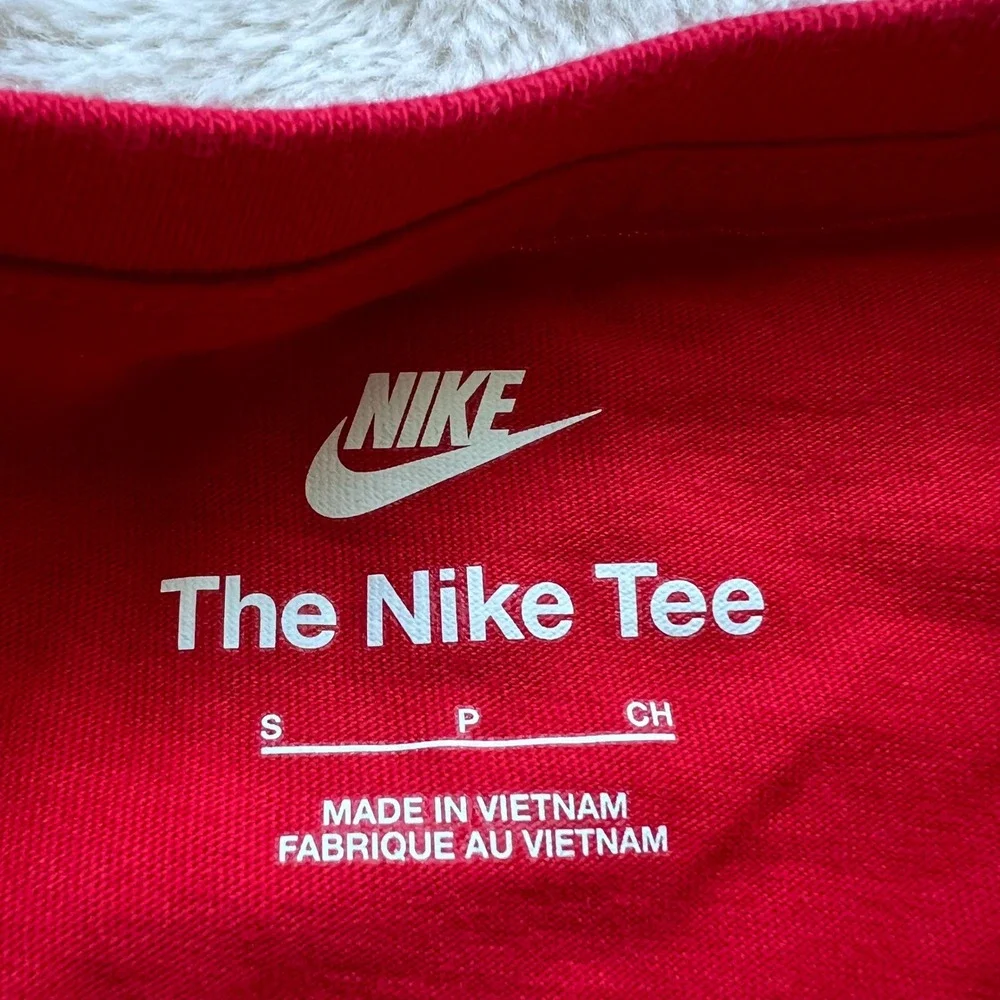 Nike Kids Basketball Graphic T-Shirt Red Short Sleeve Crew Neck FZ5123-657 Small